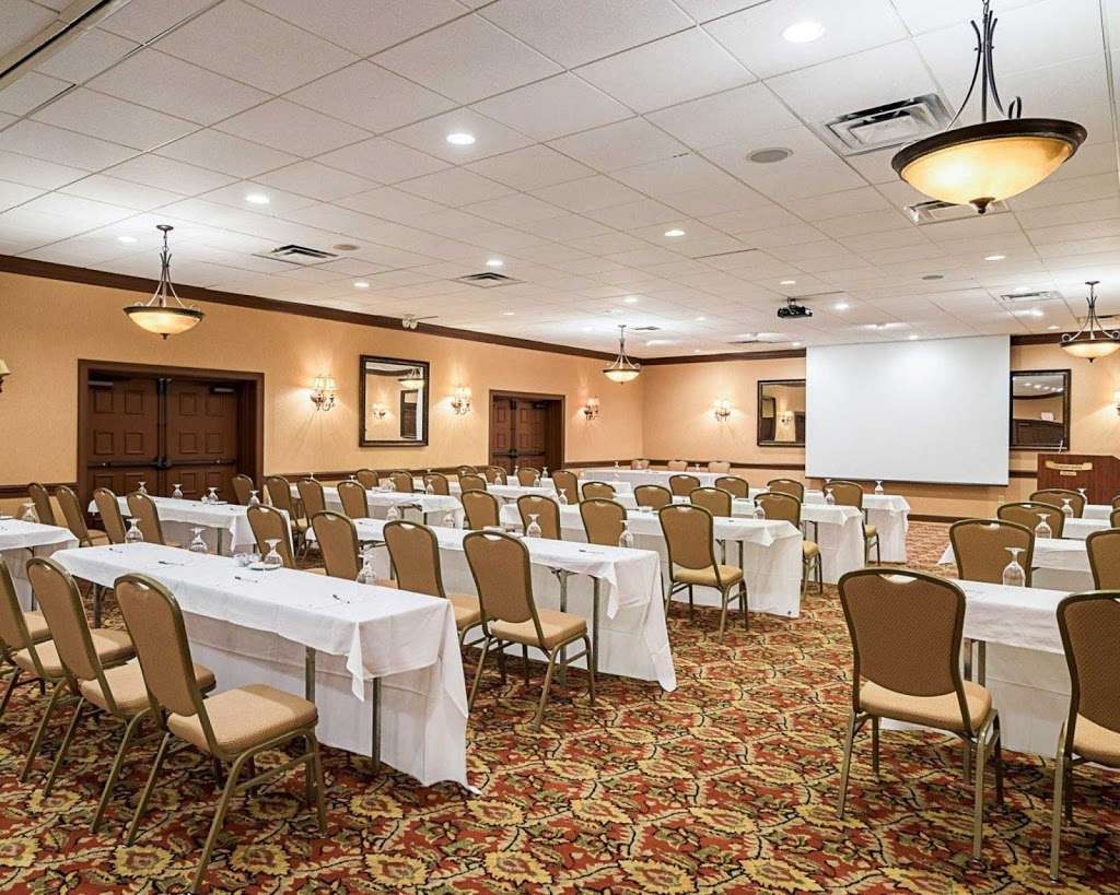 Clarion Hotel & Conference Center Wilmington New Castle | 1612 N Dupont Hwy, New Castle, DE 19720 | Phone: (302) 428-1000