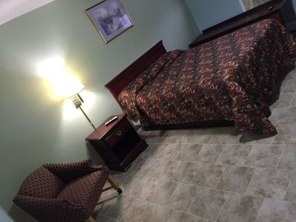 Bristol Motel | 4510 200th Ave, Bristol, WI 53104 | Phone: (262) 857-2396