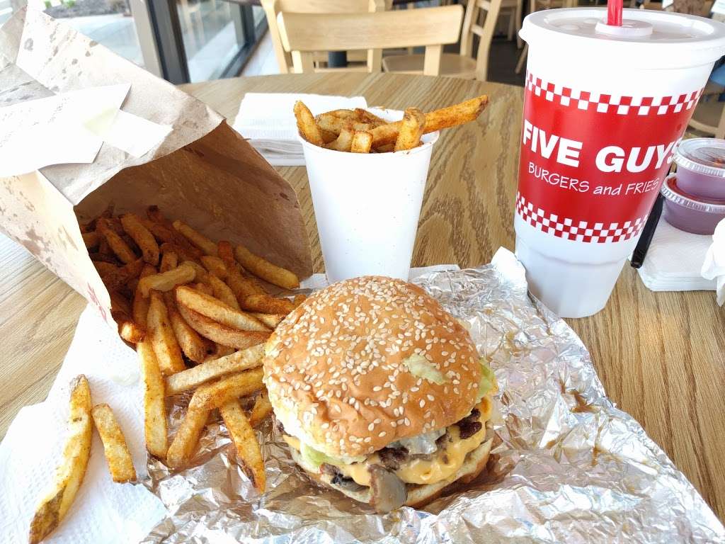 Five Guys | 701 N Milwaukee Ave, Vernon Hills, IL 60061, USA | Phone: (847) 680-3810