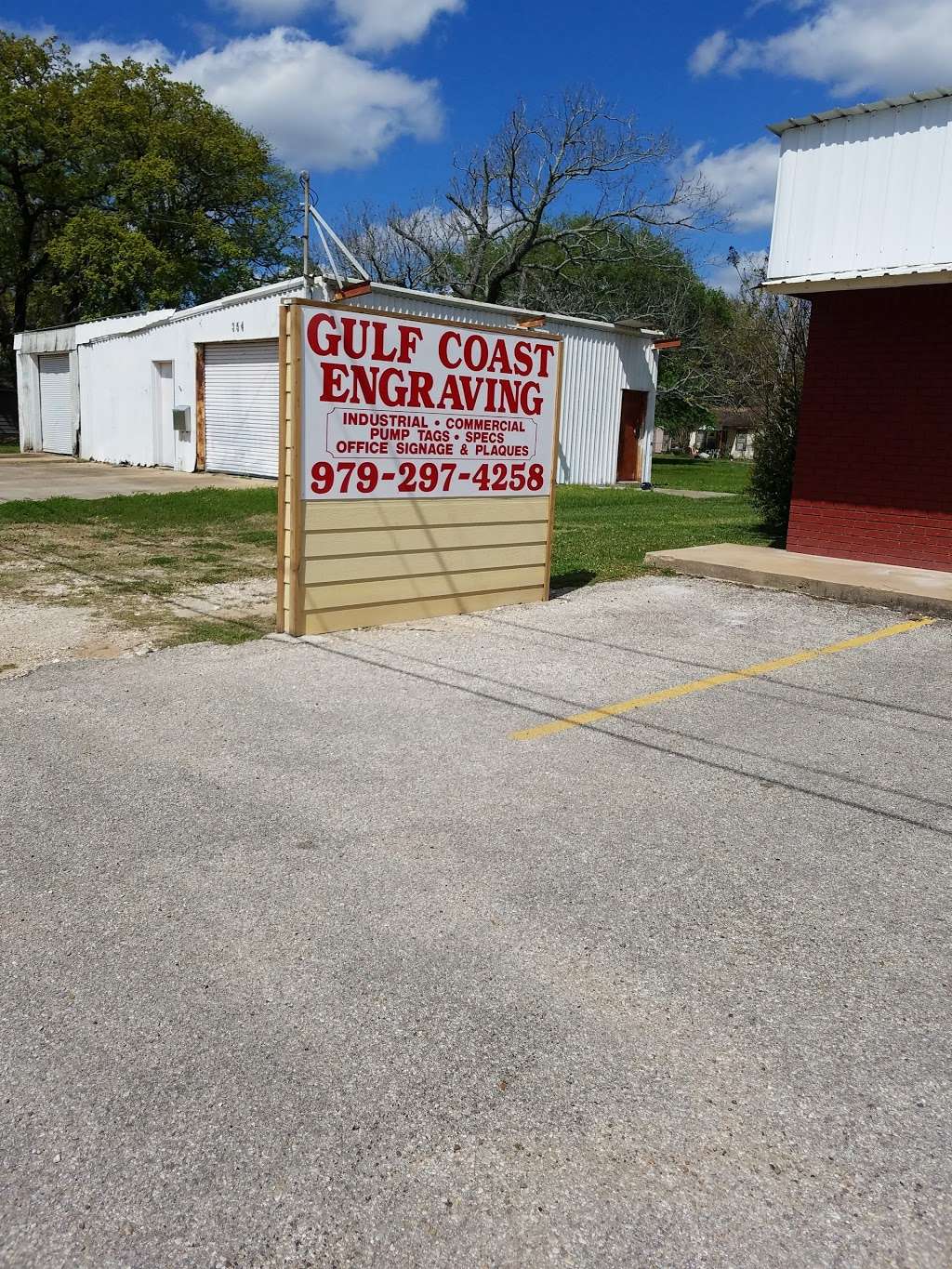 Gulf Coast Engraving | 358 E Plantation Dr, Clute, TX 77531, USA | Phone: (979) 297-4258