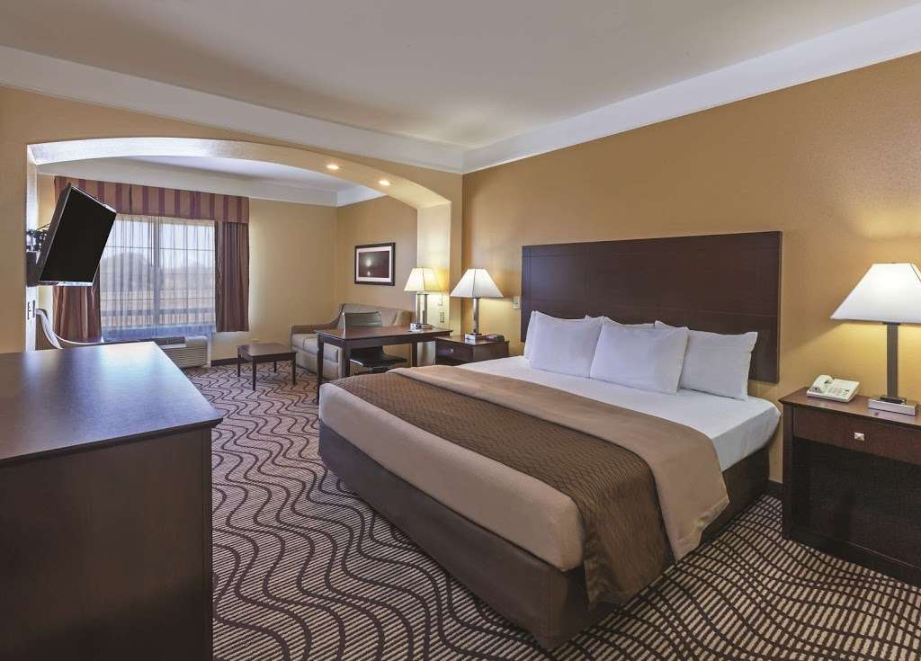 La Quinta Inn & Suites by Wyndham Angleton | 2400 W Mulberry St, Angleton, TX 77515, USA | Phone: (979) 864-3383