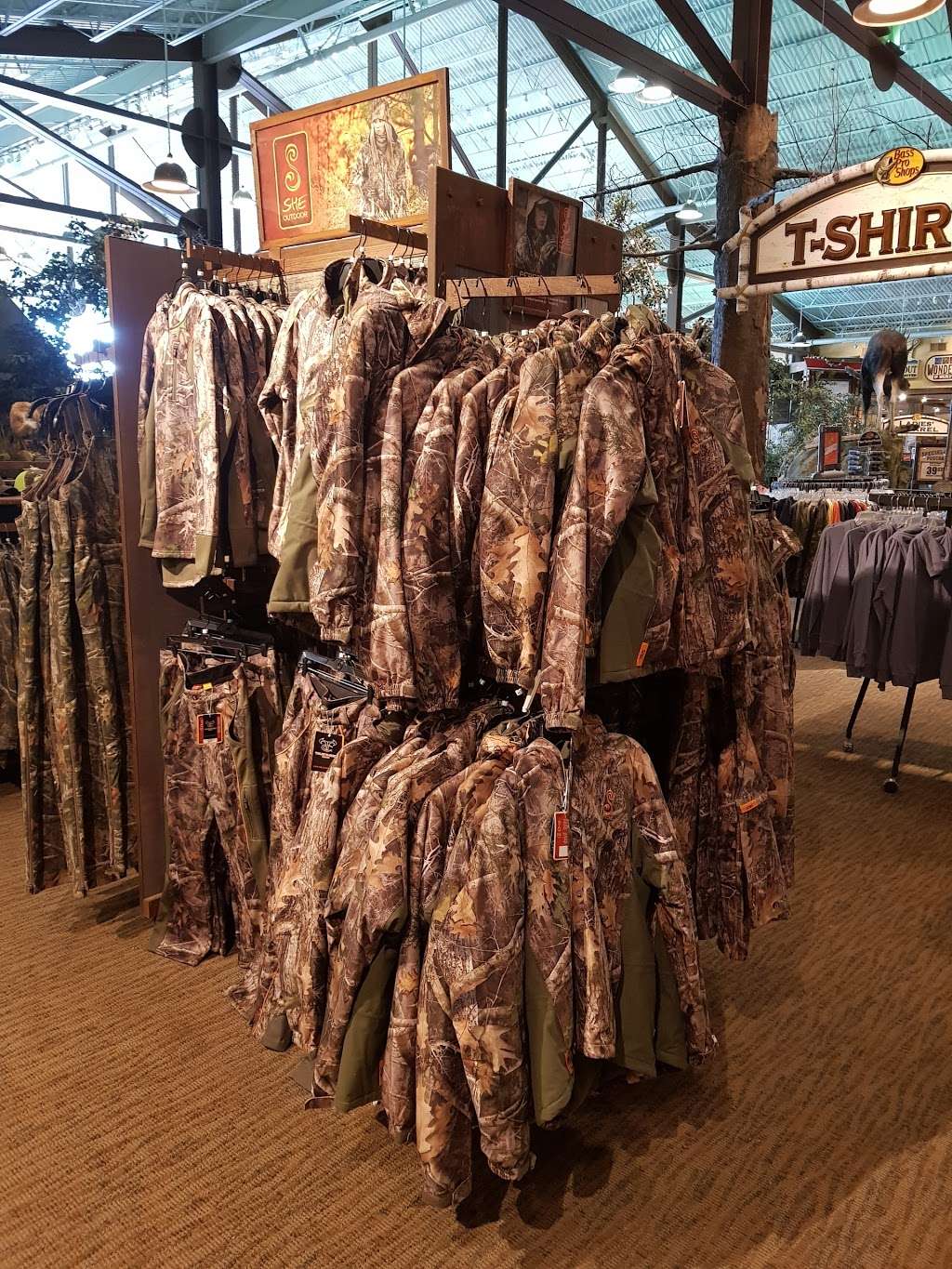 Bass Pro Shops Tracker Boat Center | 1 Bass Pro Dr, Foxborough, MA 02035, USA | Phone: (508) 216-2669