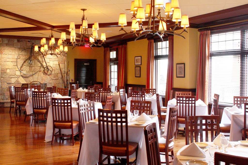 Arrowhead Restaurant & Bar | 26W151 Butterfield Rd, Wheaton, IL 60189, USA | Phone: (630) 510-5070