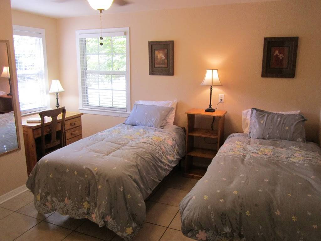 Tampa Lutz Cottage Vacation Rental 4 bdrm sleeps 8 | 824 Crenshaw Lake Rd, Lutz, FL 33548 | Phone: (813) 263-8006