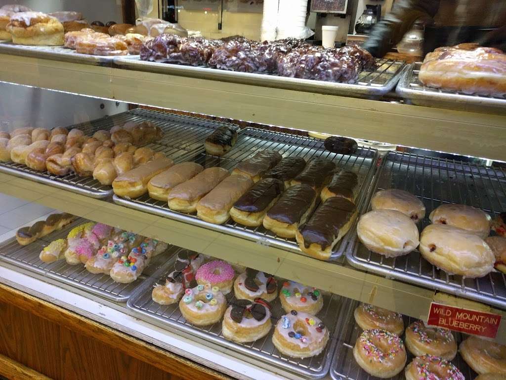 Star Donuts | 2160 Newbury Rd, Newbury Park, CA 91320, USA | Phone: (805) 499-3877