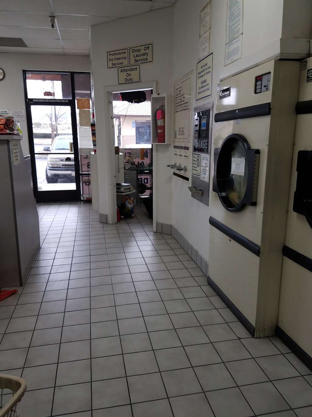 Phelan Laundromat | 3936 Phelan Rd ste a6, Phelan, CA 92371 | Phone: (760) 868-8800