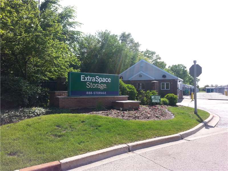 Extra Space Storage | 200 Parkway Dr, Lincolnshire, IL 60069, USA | Phone: (847) 945-3330
