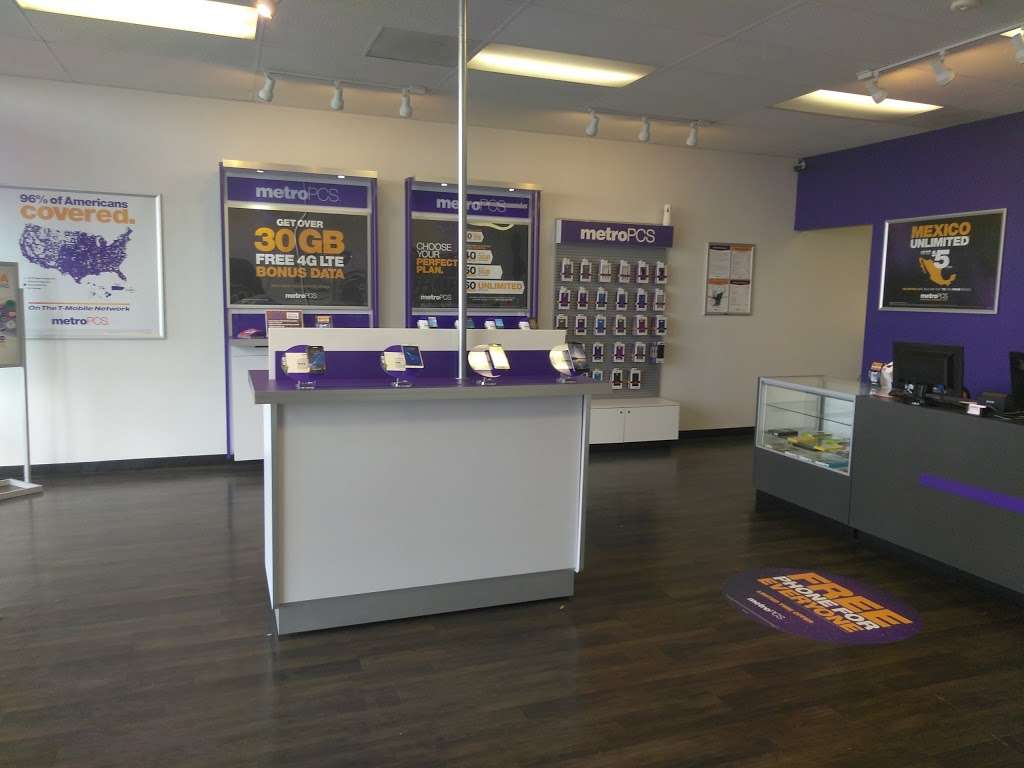 Metro by T-Mobile | 1698 W 6th St, Corona, CA 92882 | Phone: (951) 270-0600