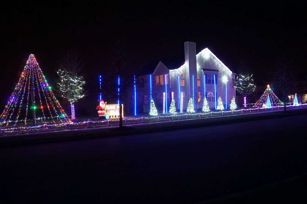 The Tarkowski Family Light Show | 1256 Bradford Ln, Antioch, IL 60002