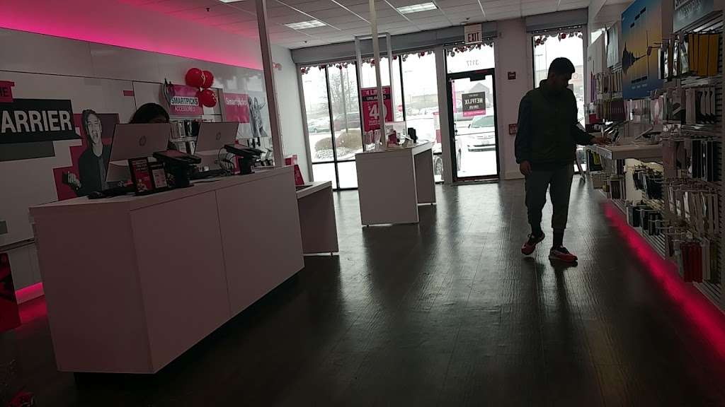 T-Mobile | 3117 N Lewis Ave, Waukegan, IL 60087, USA | Phone: (847) 672-6894