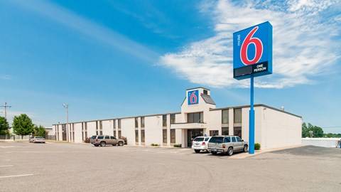 Motel 6 Oklahoma City, OK - South | 1337 SE 44th St, Oklahoma City, OK 73129, USA | Phone: (405) 601-3977