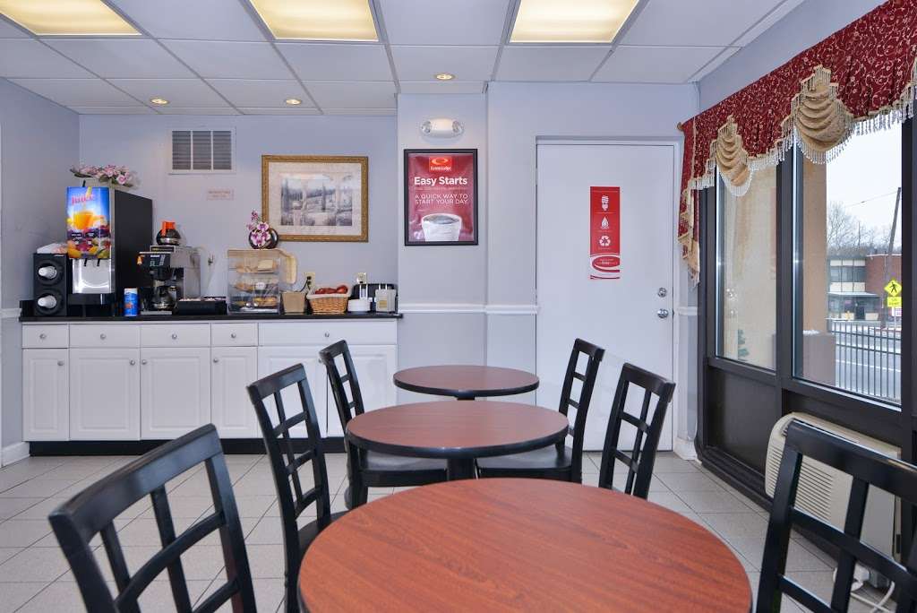 Econo Lodge Bellmawr New Jersey | 301 S Black Horse Pike, Bellmawr, NJ 08031, USA | Phone: (856) 931-2800