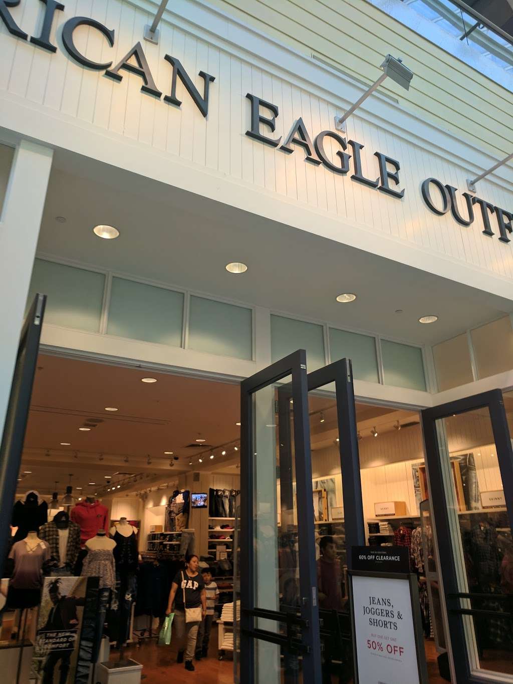 American Eagle Outfitters | 3301 E Main St Suite 1379, Ventura, CA 93003, USA | Phone: (805) 658-2385