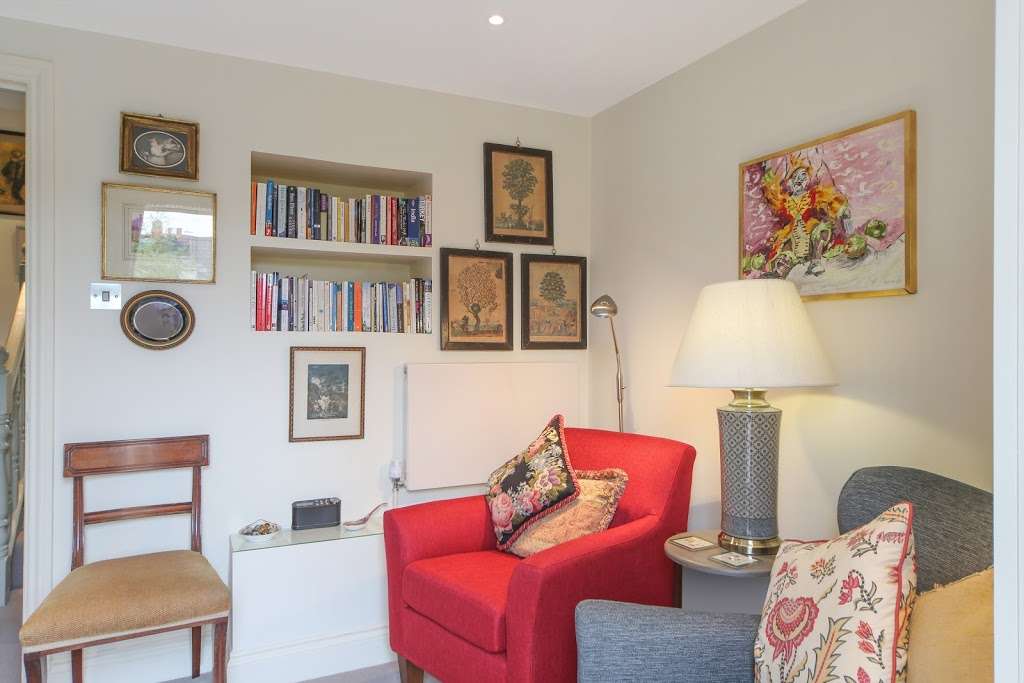 Bed & Breakfast | 29 Bronsart Rd, Fulham, London SW6 6AJ, UK | Phone: 020 8616 9595