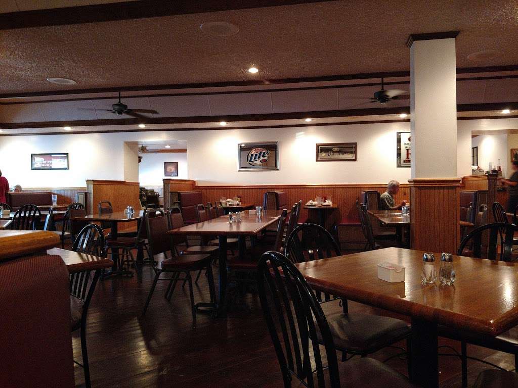 Treeces Restaurant & Lounge | 26 W Main St, Rossville, IN 46065, USA | Phone: (765) 379-3550