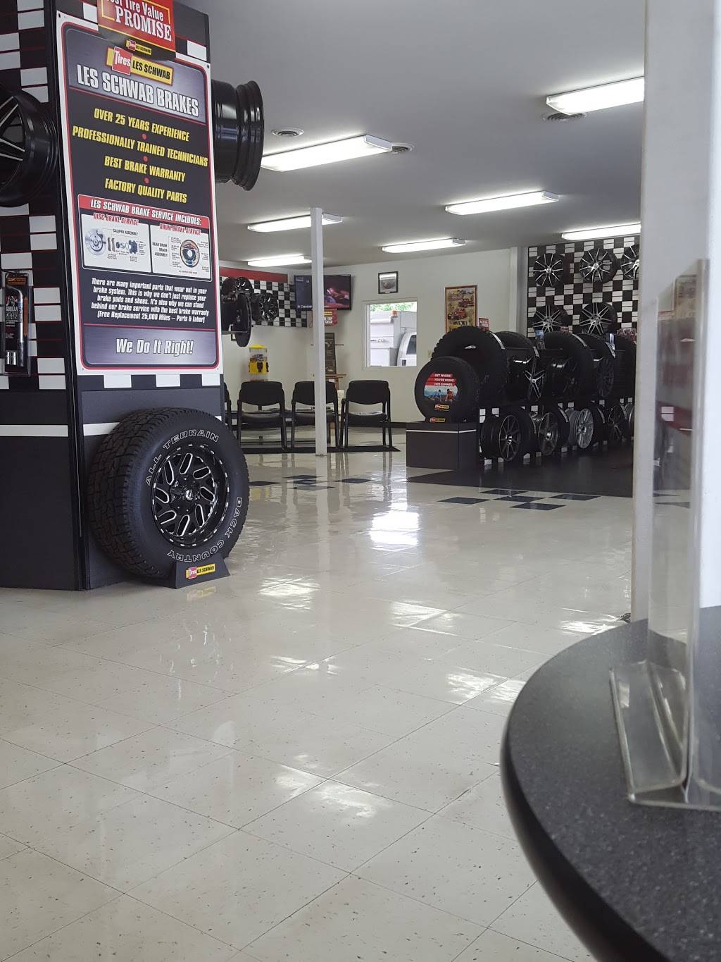 Les Schwab Tire Center | 6017 W Fairview Ave, Boise, ID 83704, USA | Phone: (208) 376-5124