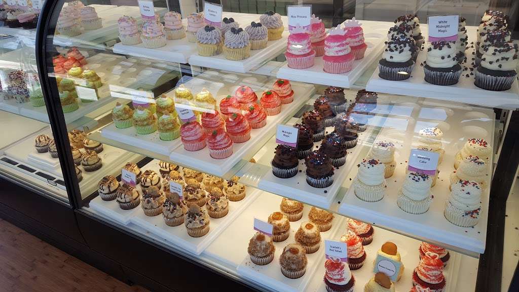 Gigis Cupcakes | 330 W Town Square Way, Oak Creek, WI 53154, USA | Phone: (414) 574-5350