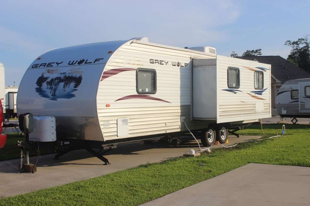 Bayou Bend RV Resort | 10220 E Freeway Service Rd, Baytown, TX 77521, USA | Phone: (281) 867-7702