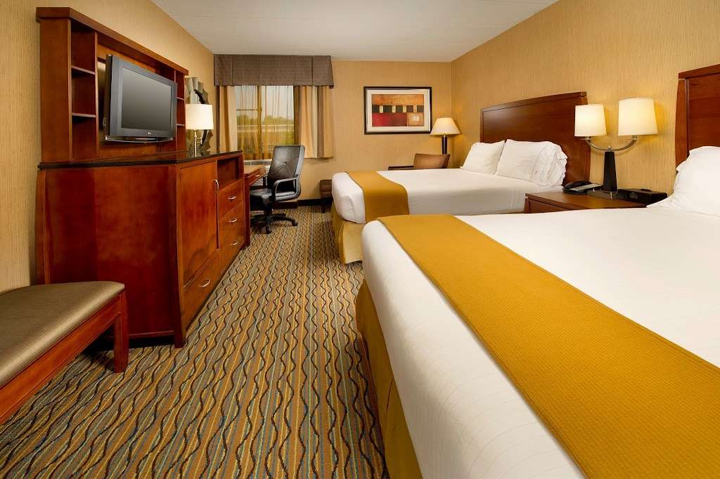 Holiday Inn Express Fairfax-Arlington Boulevard | 10327 Fairfax Blvd, Fairfax, VA 22030 | Phone: (703) 359-2888