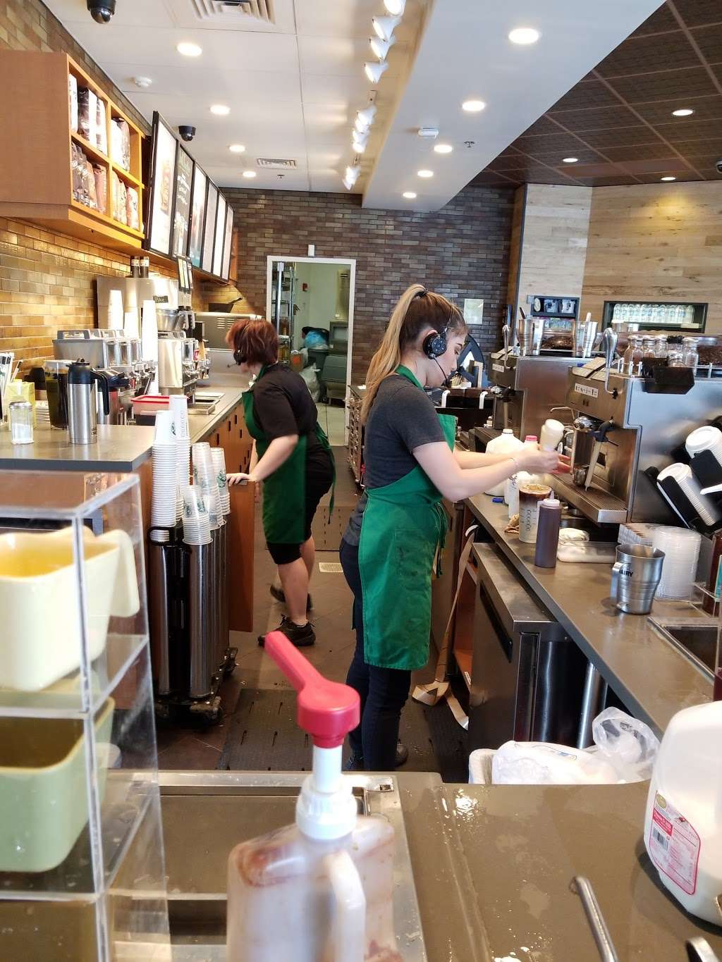 Starbucks | 8499 W, Ogden Ave, Lyons, IL 60534, USA | Phone: (708) 442-2532