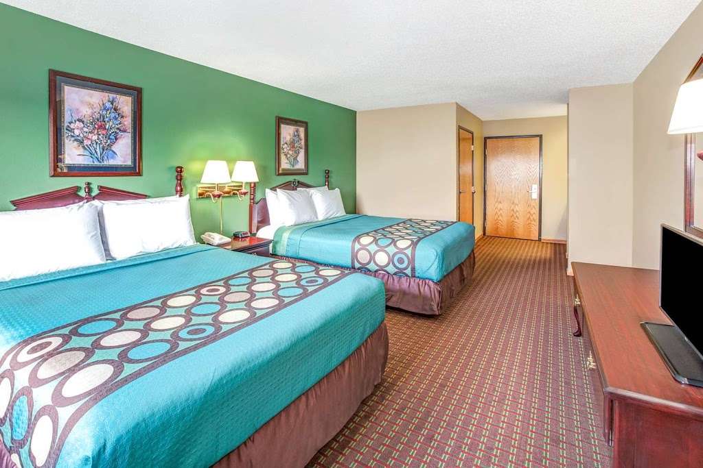 Super 8 by Wyndham McHenry | 110 State Rte 31, McHenry, IL 60050, USA | Phone: (815) 344-9200