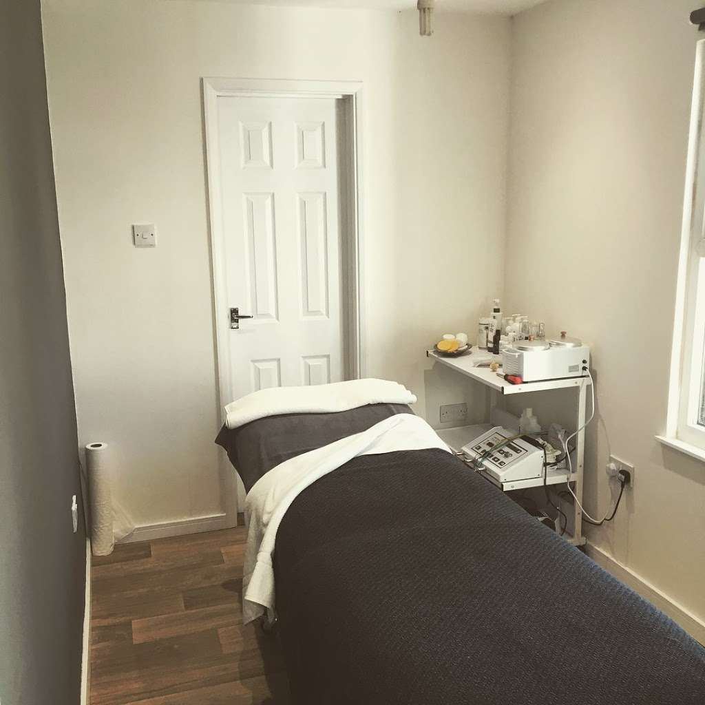 Louise Frost Skincare & Wellbeing | 3 Ingram Cottages, Loves Green, Highwood, Chelmsford, essex CM1 3RG, UK | Phone: 07904 031277