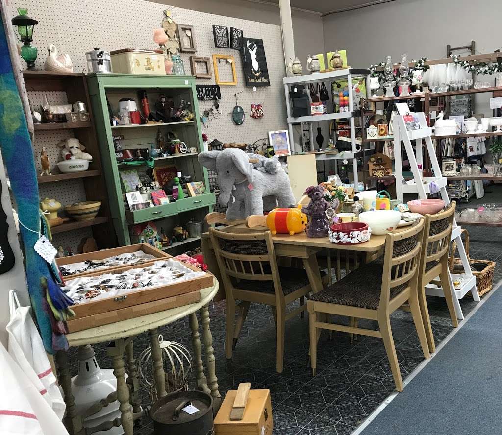 P. Pickers Vintage Mart | 1247, 211, S 2nd St, Odessa, MO 64076 | Phone: (816) 653-2269