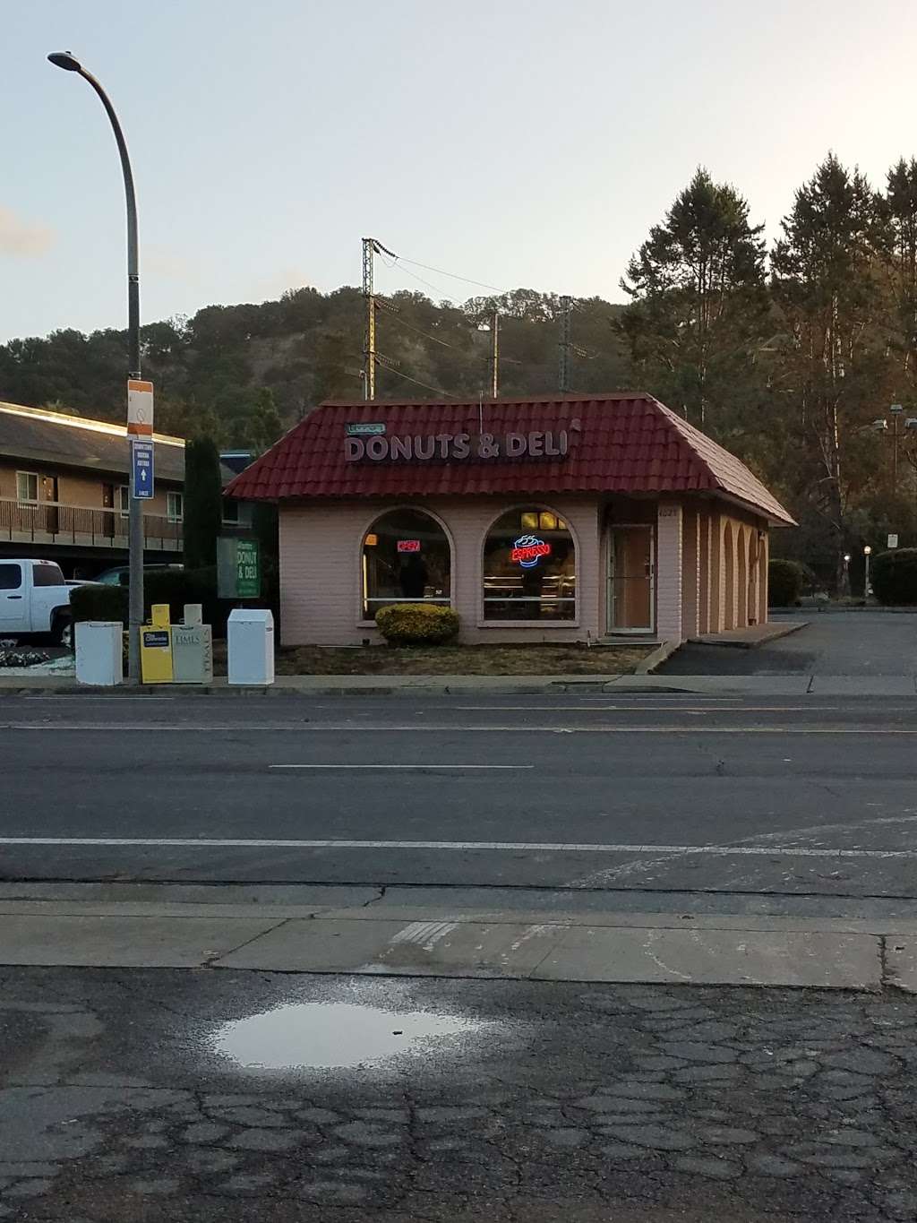 Alhambra Donut & Deli | 4025 Alhambra Ave, Martinez, CA 94553, USA | Phone: (925) 370-8221