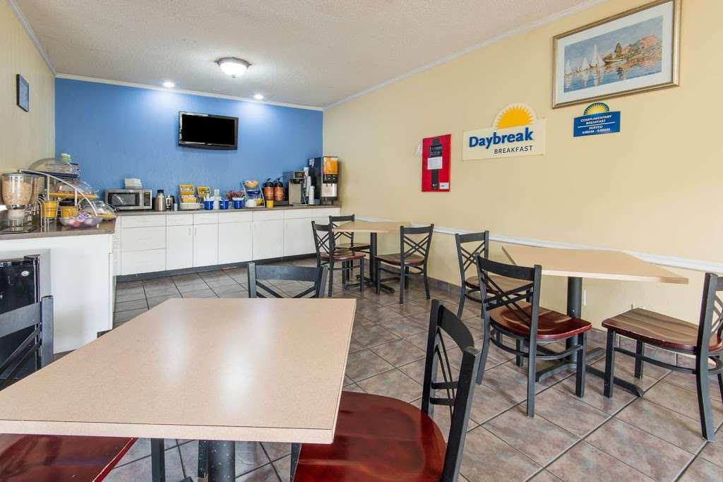 Days Inn by Wyndham Kansas City International Airport | 11120 N Ambassador Dr, Kansas City, MO 64153 | Phone: (816) 787-1206