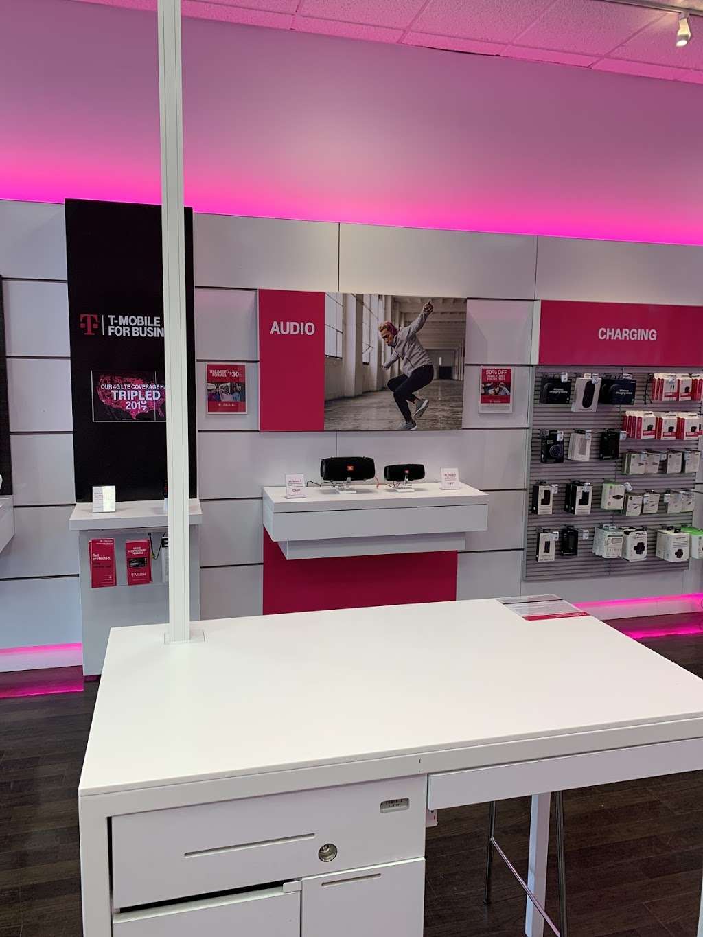 T-Mobile | 1451 E 53rd St, Chicago, IL 60615, USA | Phone: (773) 752-6015