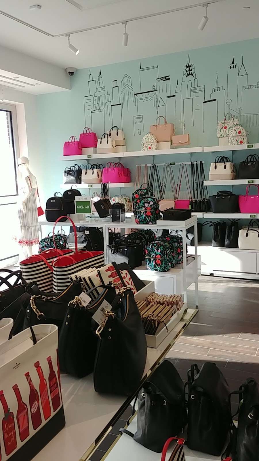 kate spade new york | 1847 Village West Pkwy, Kansas City, KS 66111, USA | Phone: (913) 328-0704