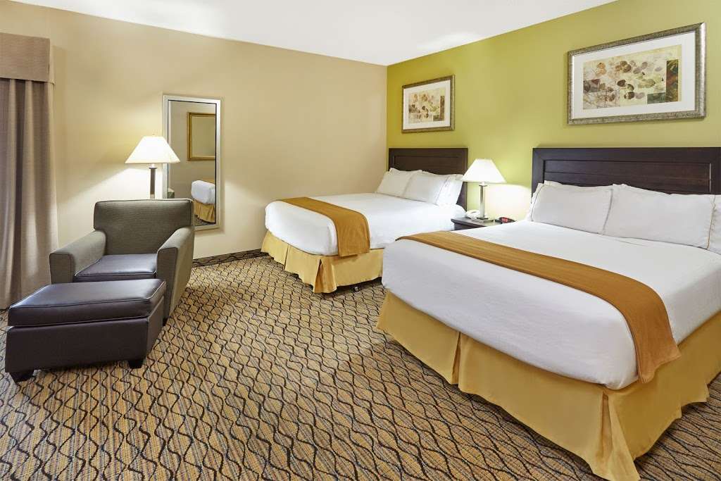Holiday Inn Express & Suites Chicago-Libertyville | 77 Buckley Rd, Libertyville, IL 60048, USA | Phone: (847) 549-7878