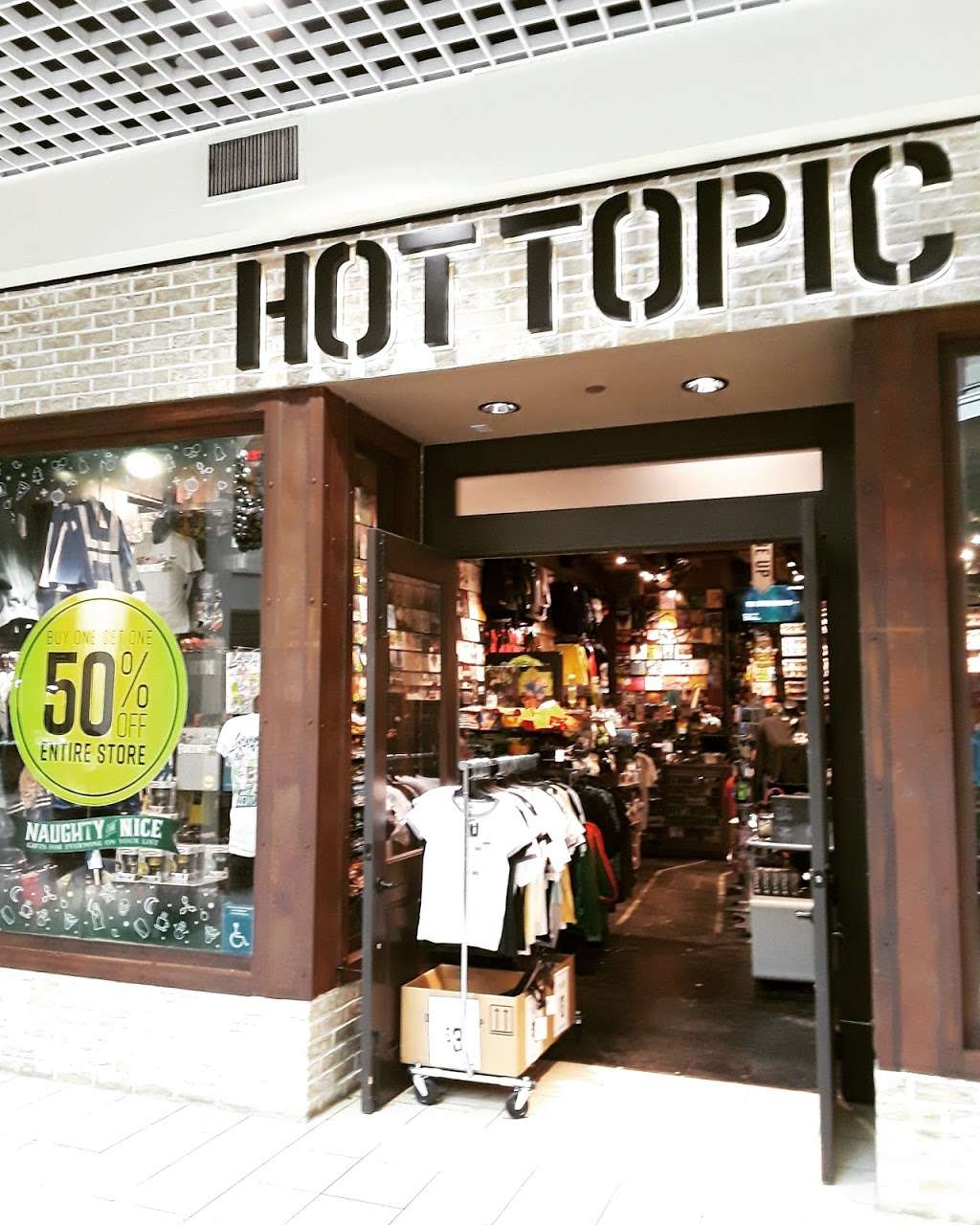 Hot Topic | 7501 W Cermak Rd H7A, Riverside, IL 60546, USA | Phone: (708) 442-7010