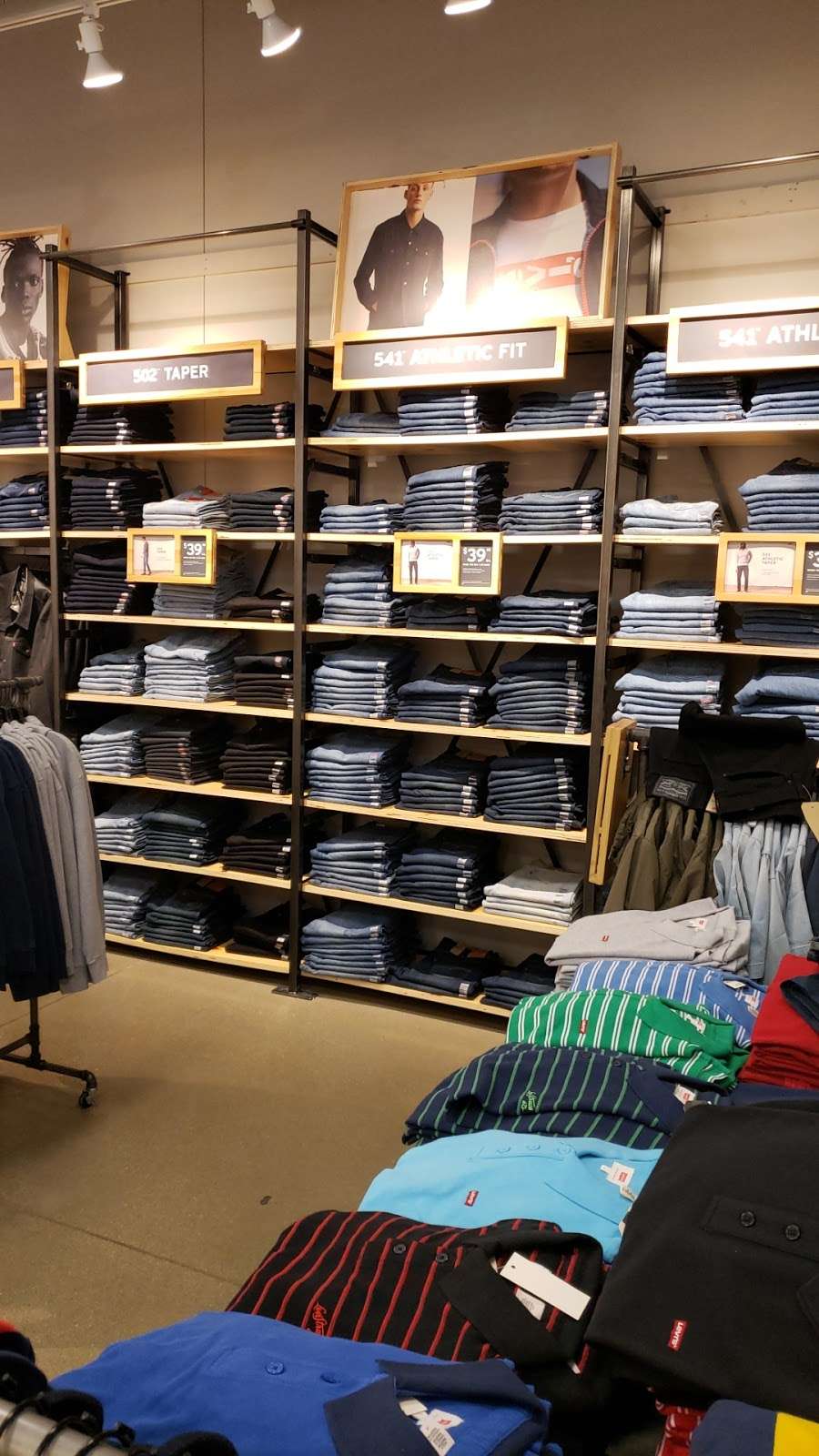 Levi's Outlet Store at Fashion Outlets of Chicago - 5220 Fashion Outlets  Way #1225, Rosemont, IL 60018