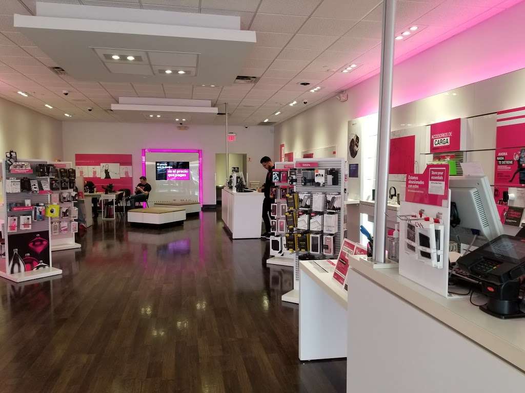 T-Mobile | 1337 E Vine St, Kissimmee, FL 34744, USA | Phone: (407) 483-3588