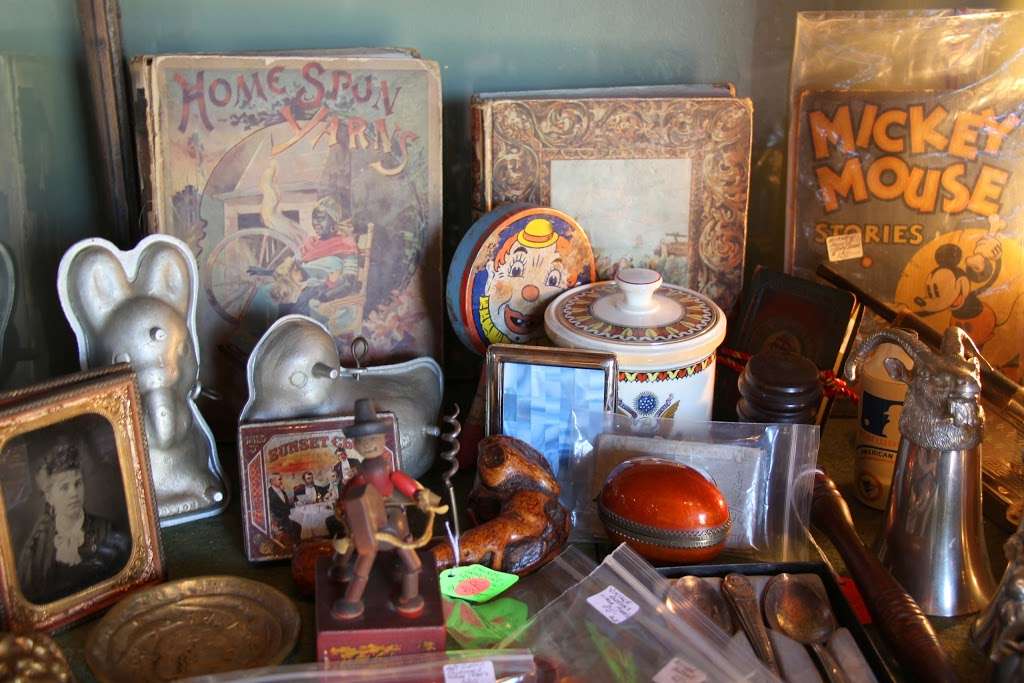 Jim & Willies Antqs-Collectibles | 25193 CA-116, Duncans Mills, CA 95430, USA | Phone: (707) 865-9672