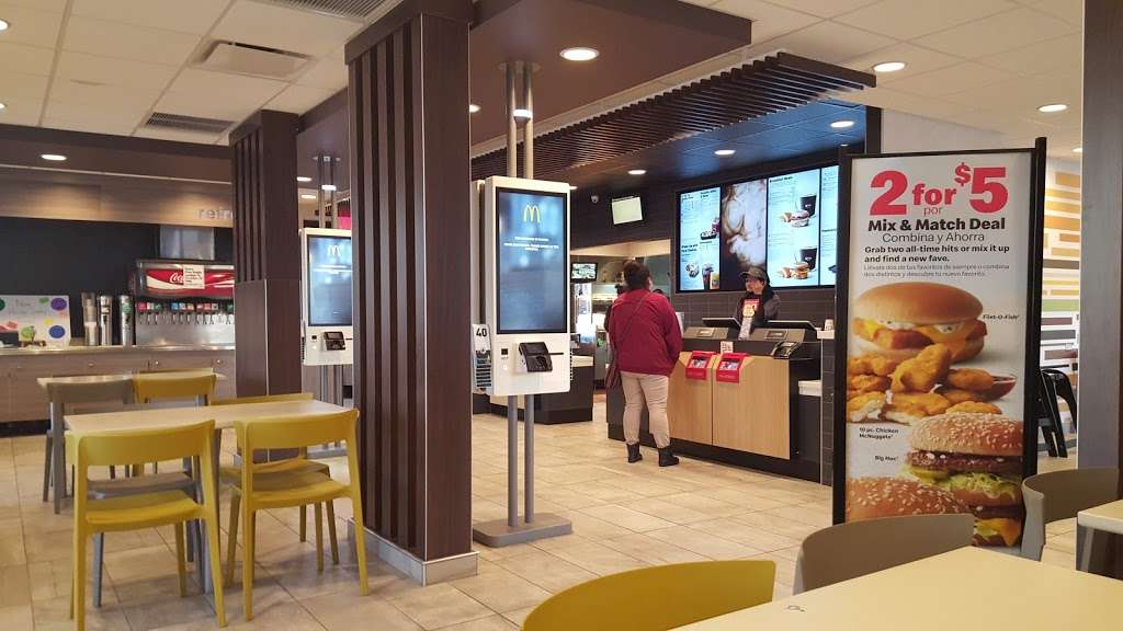 McDonalds | 3067 Mannheim Rd, Des Plaines, IL 60018, USA | Phone: (847) 824-8800