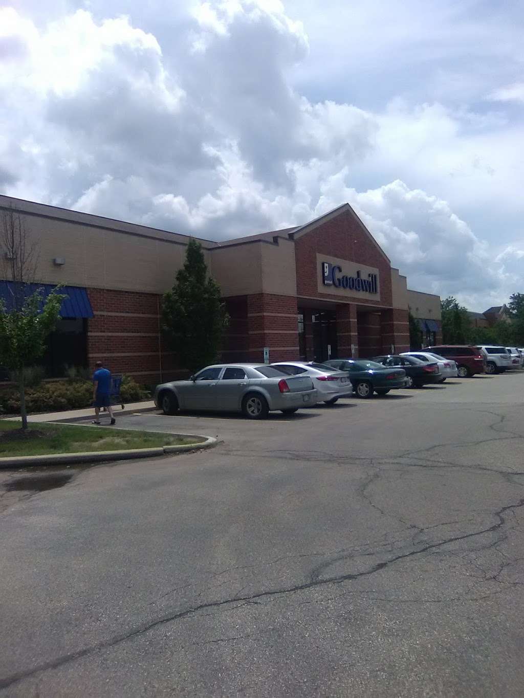 Goodwill Store & Donation Center | 18605 W Bluemound Rd, Brookfield, WI 53045, USA | Phone: (262) 901-0089