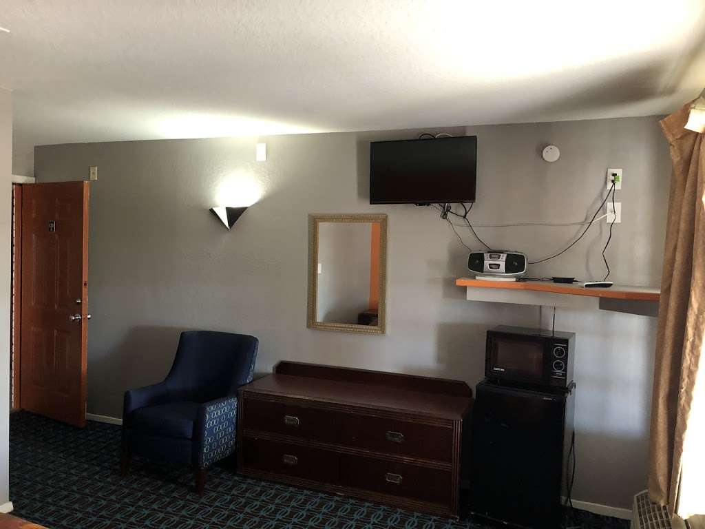 Luxury inn | 5909, 1404 Culebra Rd, San Antonio, TX 78201, USA | Phone: (210) 732-8275