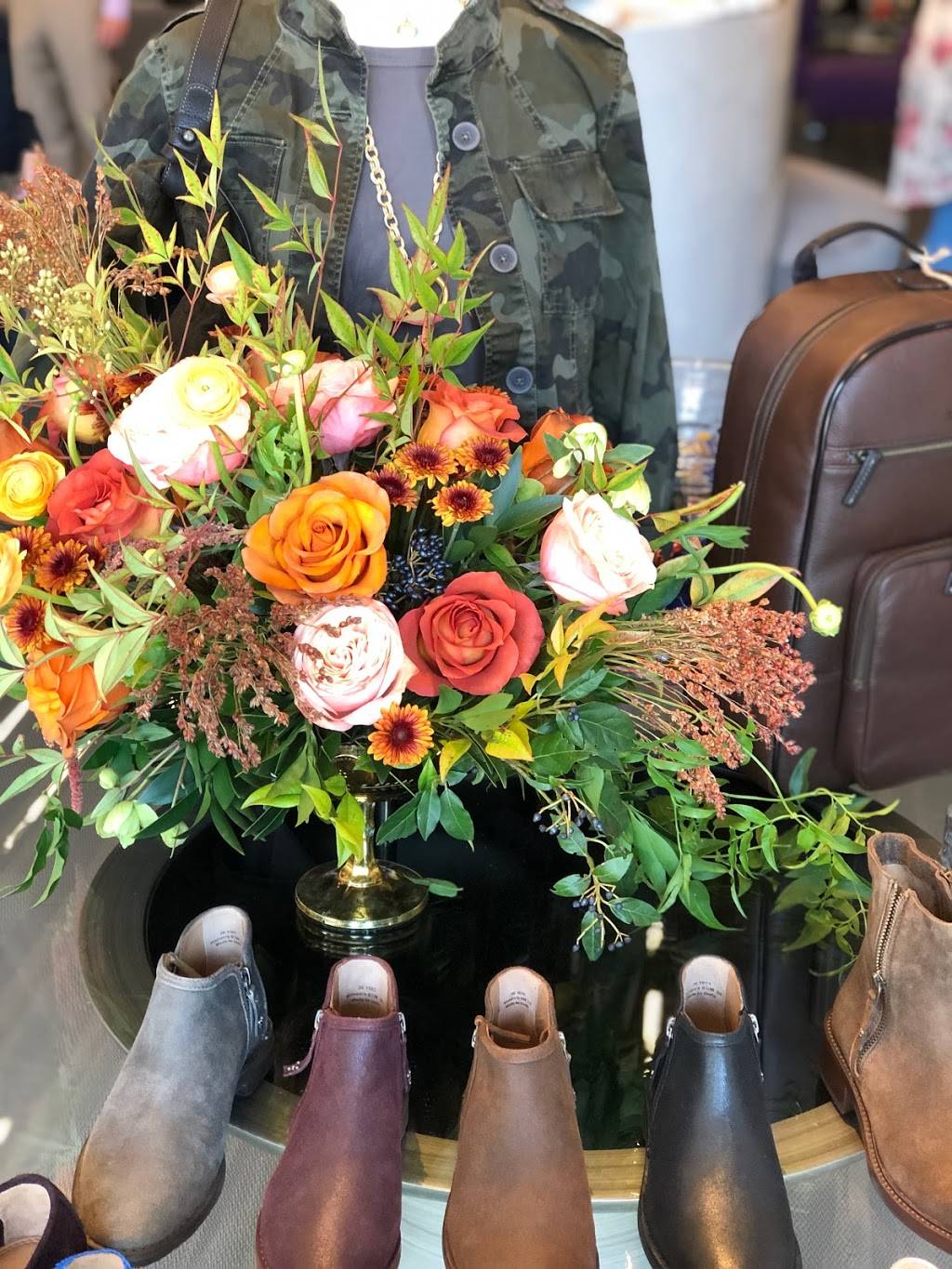 Charming Flower Shop | 901 Main St, Dallas, TX 75202, USA | Phone: (214) 752-4276