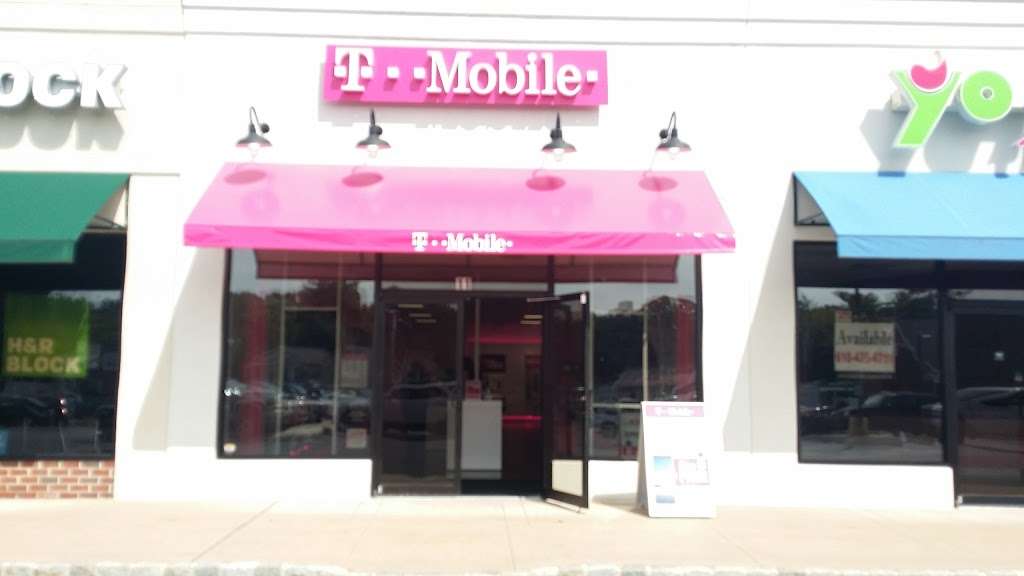 T-Mobile | 11 Main St #15, Hellertown, PA 18055, USA | Phone: (484) 207-0033