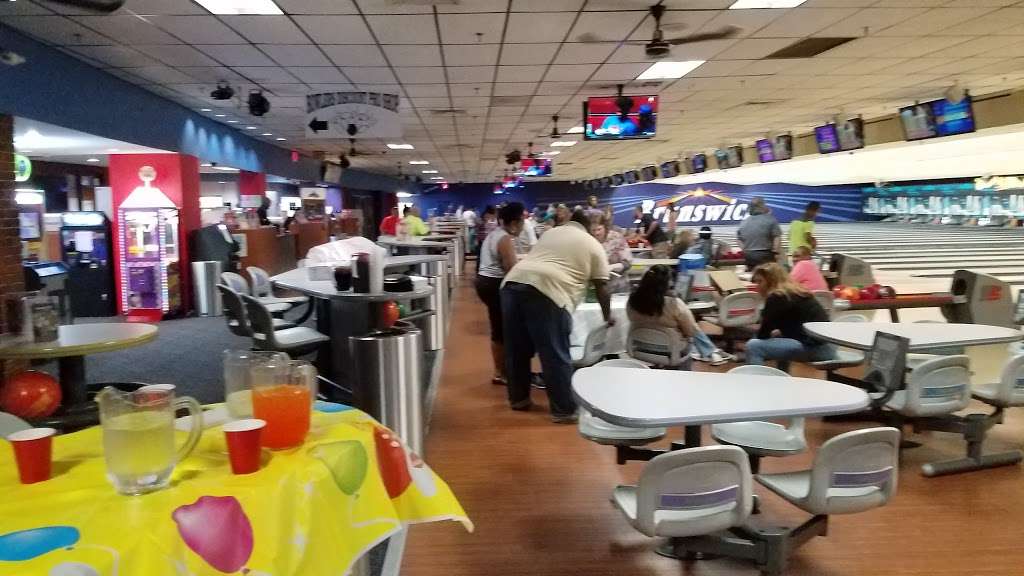 Brunswick Zone Columbia Lanes | 7100 Carved Stone, Columbia, MD 21045 | Phone: (410) 381-7750