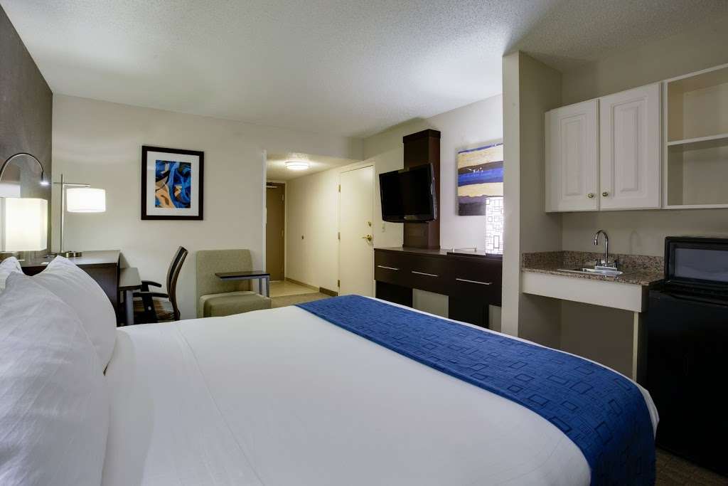 Holiday Inn Express & Suites Meadowlands Area | 100 Paterson Plank Rd, Carlstadt, NJ 07072 | Phone: (201) 460-9292