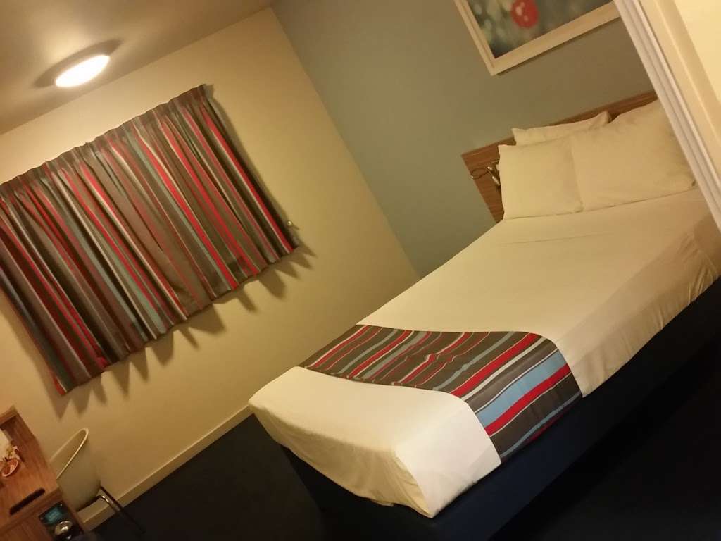 Travelodge Cheshunt | Park Plaza, Waltham Cross, Cheshunt EN8 8DY, UK | Phone: 0871 984 6349