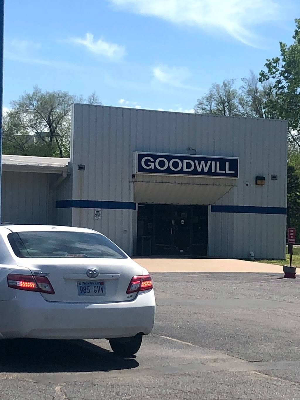 Goodwill Industries of Kansas & shopgoodwill.com pick-up | 3636 N Oliver Ave, Wichita, KS 67220, USA | Phone: (316) 744-3822