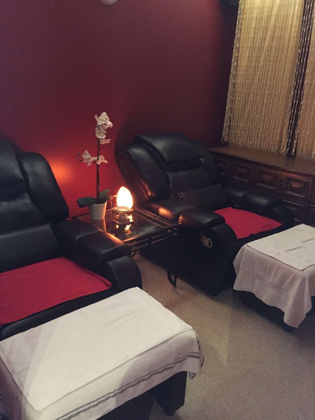 Blue Nail Reflexology Spa | 71 S Main St, Newtown, CT 06470 | Phone: (203) 491-2313