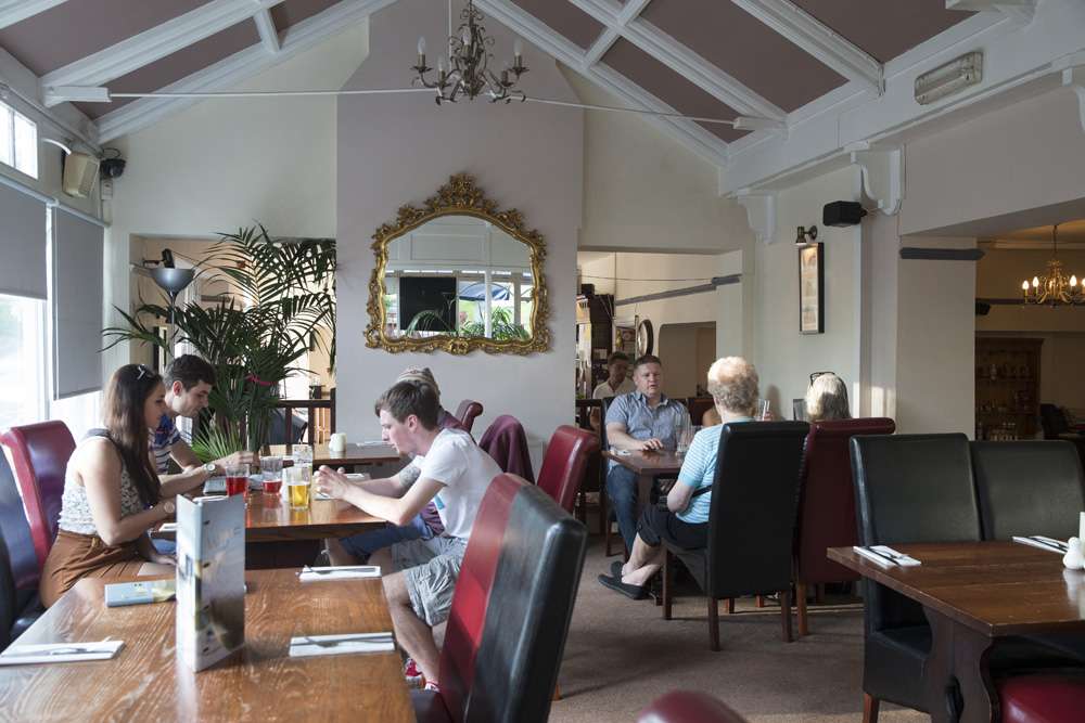 White Hart | Rochester Rd, Cuxton, Rochester ME2 1AD, UK | Phone: 01634 789969