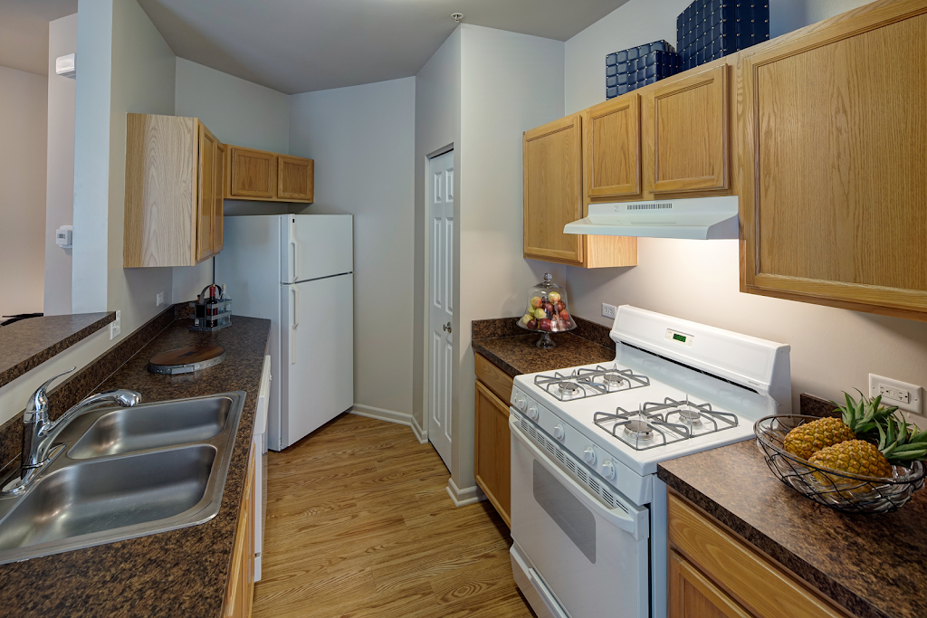 Farmington Lakes Apartments | 2000 Farmington Lakes Dr, Oswego, IL 60543, USA | Phone: (630) 966-0700