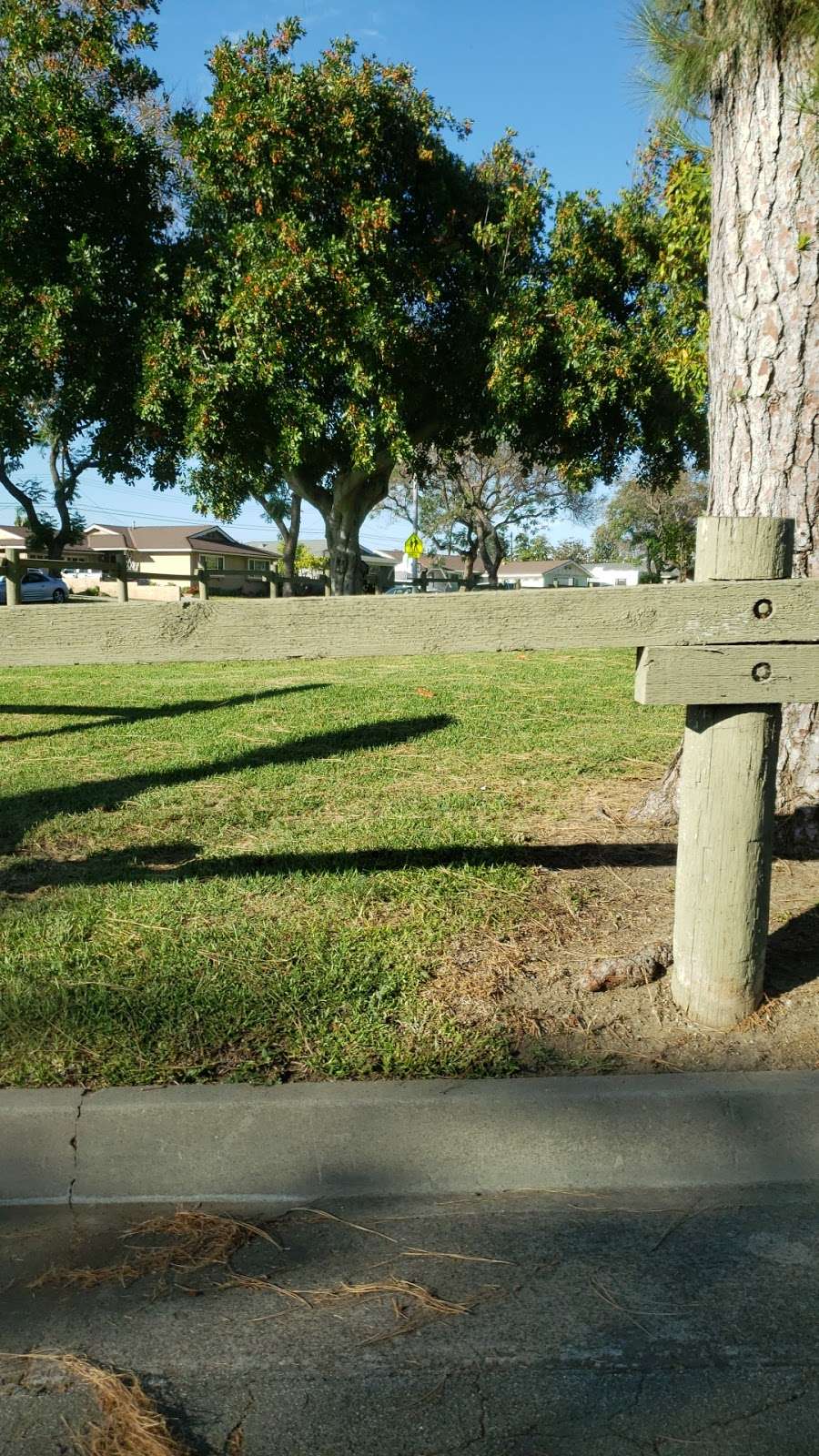 La Mirada City Gardenhill Park | 14435 Gardenhill Dr, La Mirada, CA 90638, USA | Phone: (562) 941-6621