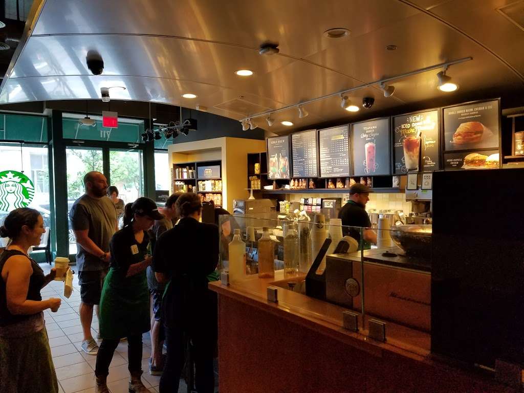 Starbucks | 711 Lake St, Oak Park, IL 60301, USA | Phone: (708) 660-9357